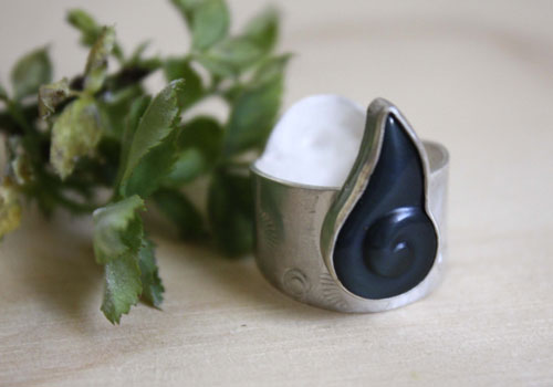 Snigill, bague escargot en argent et obsidienne arc-en-ciel