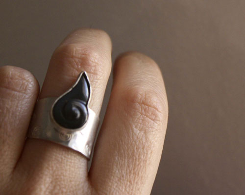 Snigill, bague escargot en argent et obsidienne arc-en-ciel