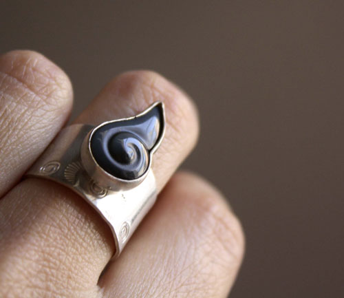 Snigill, bague escargot en argent et obsidienne arc-en-ciel