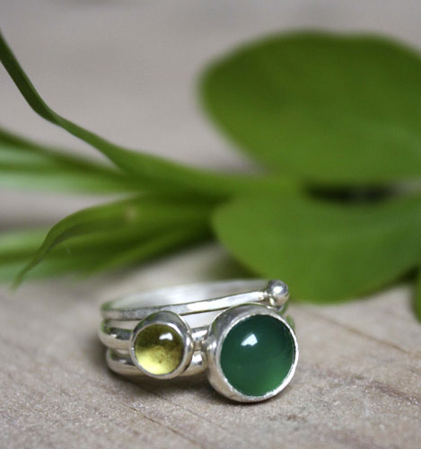 Thé vert d’Himalaya, bague empilable en argent, agate verte et péridot