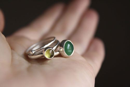 Thé vert d’Himalaya, bague empilable en argent, agate verte et péridot