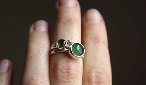 Thé vert d’Himalaya, bague empilable en argent, agate verte et péridot