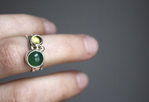 Thé vert d’Himalaya, bague empilable en argent, agate verte et péridot