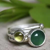 Thé vert d’Himalaya, bague empilable en argent, agate verte et péridot