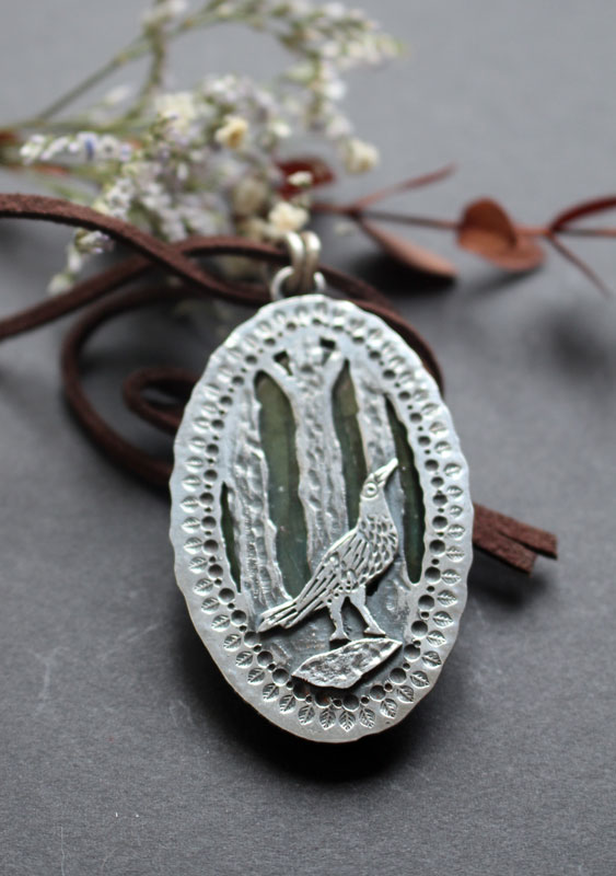 Au cœur de la forêt, pendentif esprit du corbeau en argent et labradorite