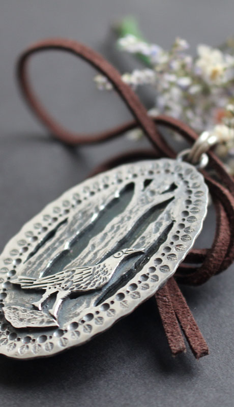 Au cœur de la forêt, pendentif esprit du corbeau en argent et labradorite