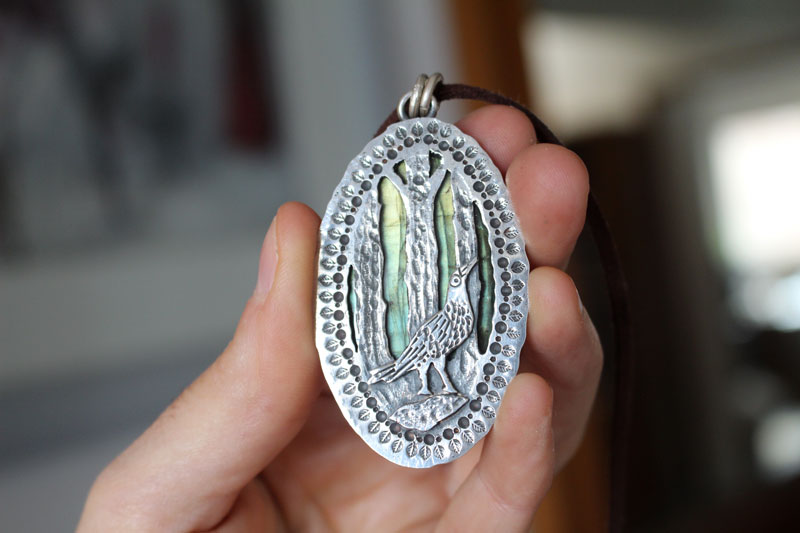 Au cœur de la forêt, pendentif esprit du corbeau en argent et labradorite