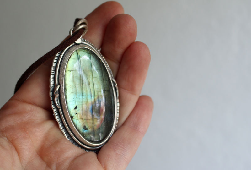 Au cœur de la forêt, pendentif esprit du corbeau en argent et labradorite