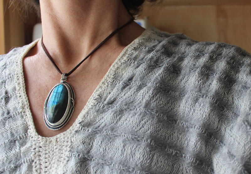 Au cœur de la forêt, pendentif esprit du corbeau en argent et labradorite