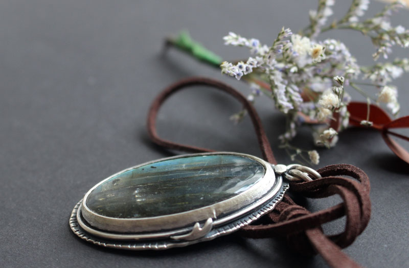 Au cœur de la forêt, pendentif esprit du corbeau en argent et labradorite