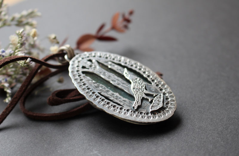 Au cœur de la forêt, pendentif esprit du corbeau en argent et labradorite