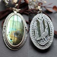 Au cœur de la forêt, pendentif esprit du corbeau en argent et labradorite