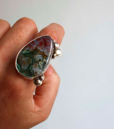 Badala, bague aux couleurs des pluies volcaniques en argent et jaspe océan