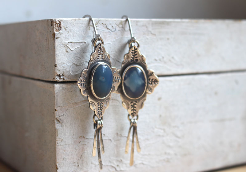 Bohême, boucles d’oreilles orientale en argent et agate bleue