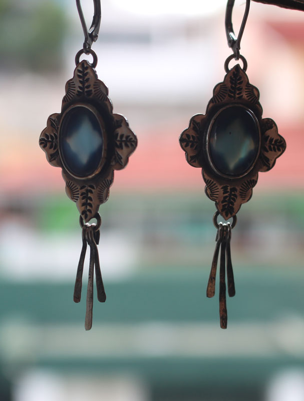 Bohême, boucles d’oreilles orientale en argent et agate bleue