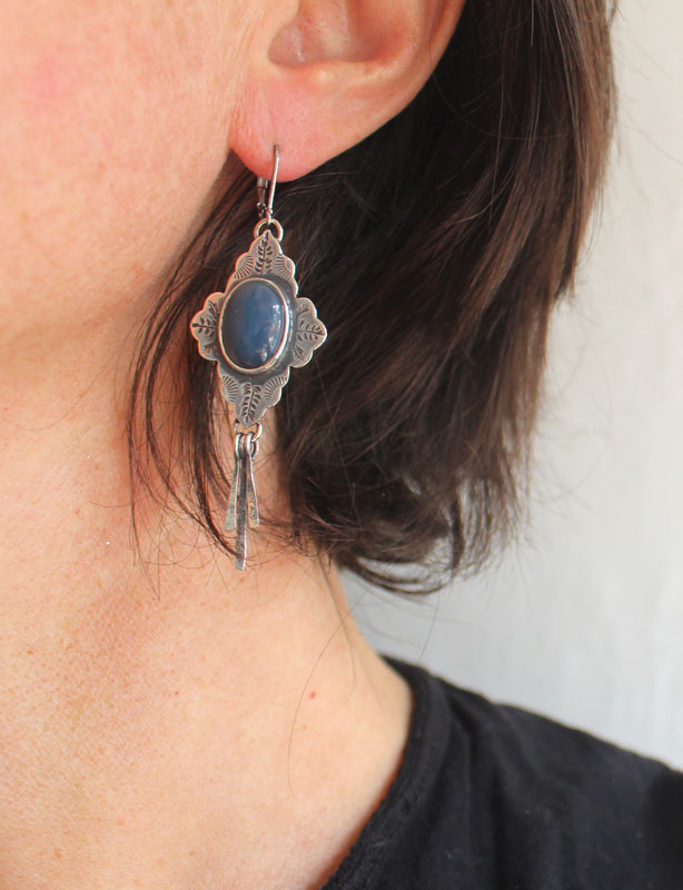 Bohême, boucles d’oreilles orientale en argent et agate bleue