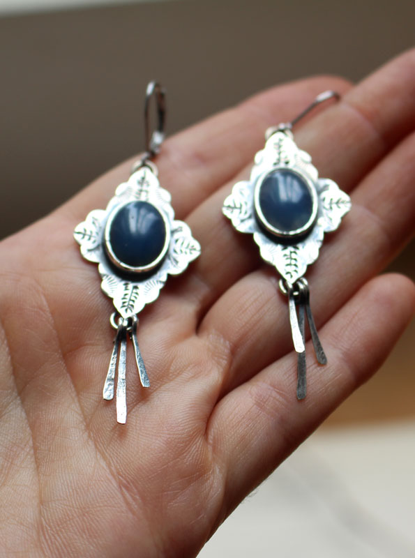 Bohême, boucles d’oreilles orientale en argent et agate bleue