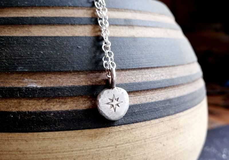 Chemin, collier rose des vents en argent