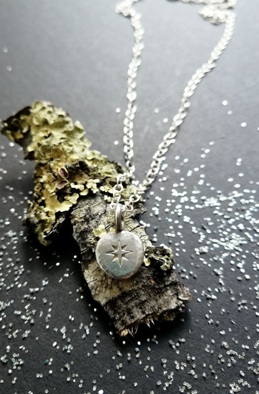 Chemin, collier rose des vents en argent