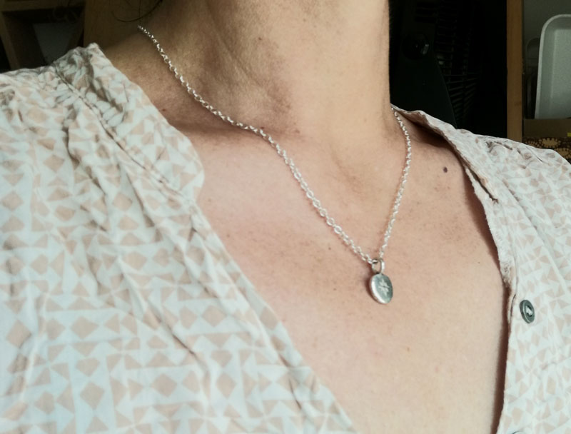 Chemin, collier rose des vents en argent