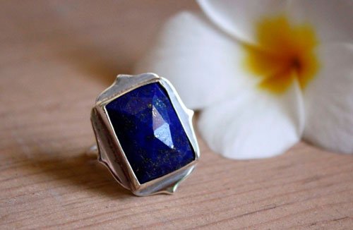 Cléopâtre, bague égyptienne en argent et lapis-lazuli