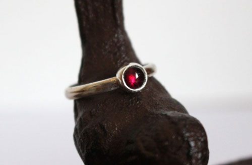 Coquelicot, bague fleur rouge en argent et grenat