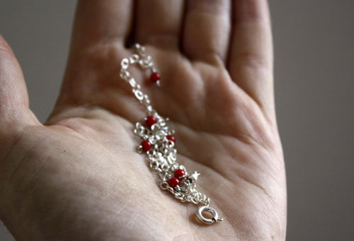 Corail, chaîne de cheville et bracelet récif corallien en argent et corail rouge