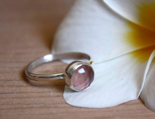 Cuisse de nymphe, bague douce fleur en argent et quartz rose