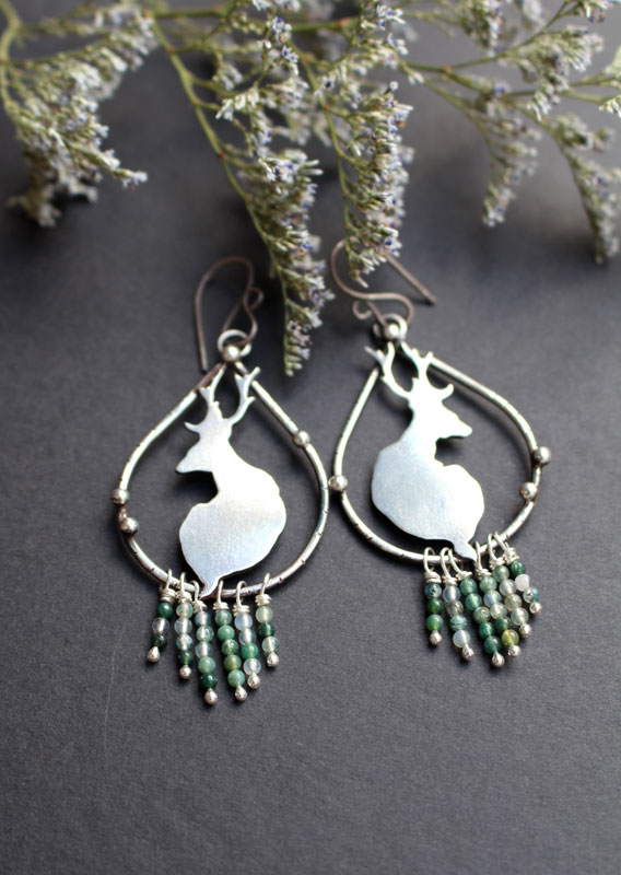 Dans la quiétude de l’aurore, boucles d’oreilles cerfs en argent et agate mousse