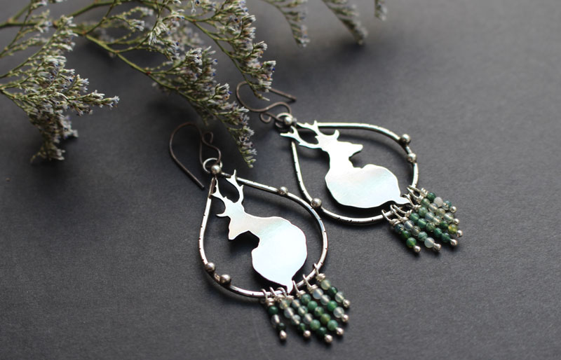 Dans la quiétude de l’aurore, boucles d’oreilles cerfs en argent et agate mousse