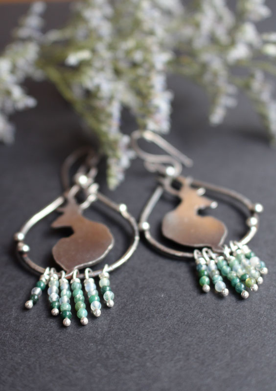 Dans la quiétude de l’aurore, boucles d’oreilles cerfs en argent et agate mousse