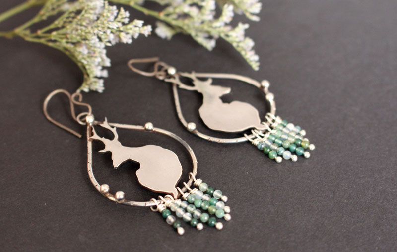 Dans la quiétude de l’aurore, boucles d’oreilles cerfs en argent et agate mousse