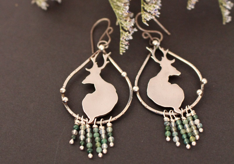 Dans la quiétude de l’aurore, boucles d’oreilles cerfs en argent et agate mousse