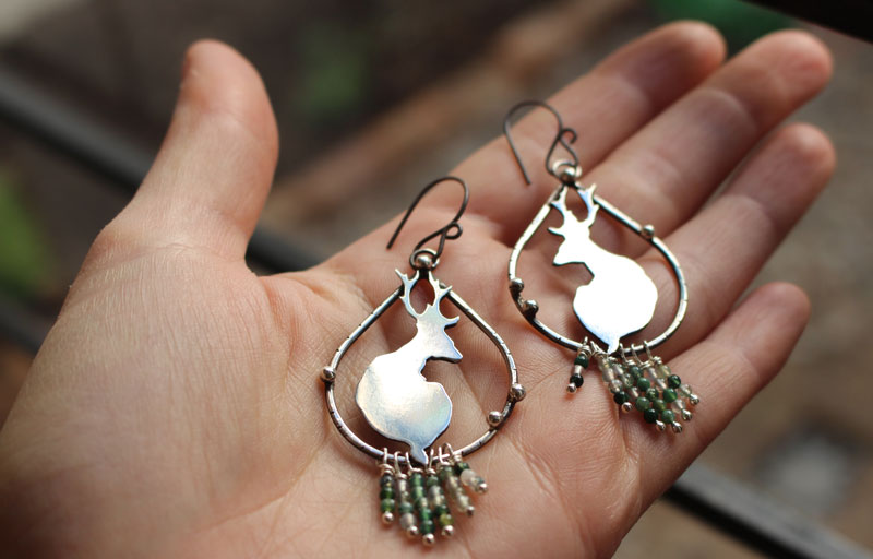 Dans la quiétude de l’aurore, boucles d’oreilles cerfs en argent et agate mousse