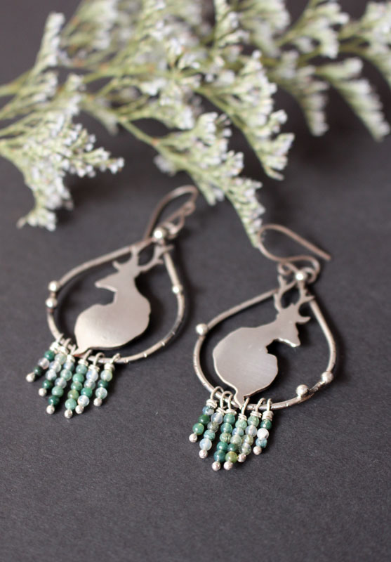 Dans la quiétude de l’aurore, boucles d’oreilles cerfs en argent et agate mousse