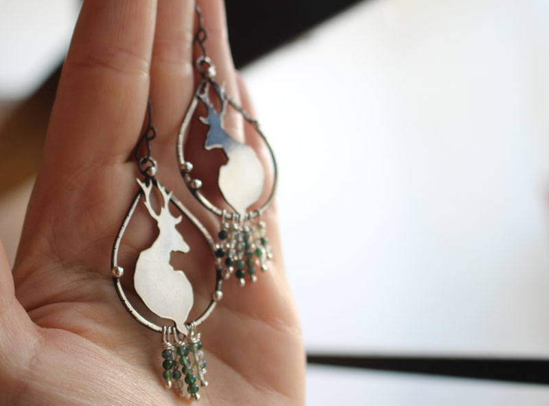 Dans la quiétude de l’aurore, boucles d’oreilles cerfs en argent et agate mousse