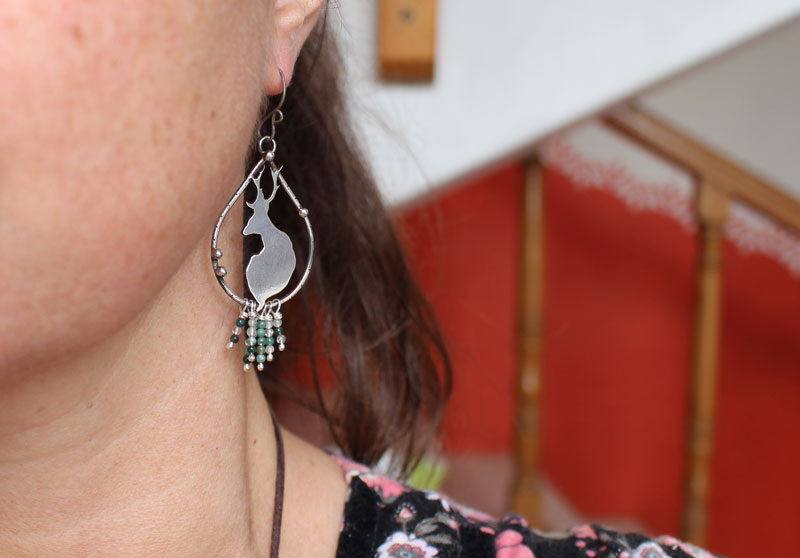 Dans la quiétude de l’aurore, boucles d’oreilles cerfs en argent et agate mousse