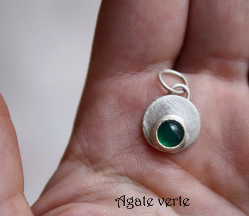 Daurai, pendentif rond en argent et pierre de naissance (grenat, améthyste, aigue-marine, pierre de lune, onyx, alexandrite, rubis, péridot, saphir, opale, citrine, turquoise)