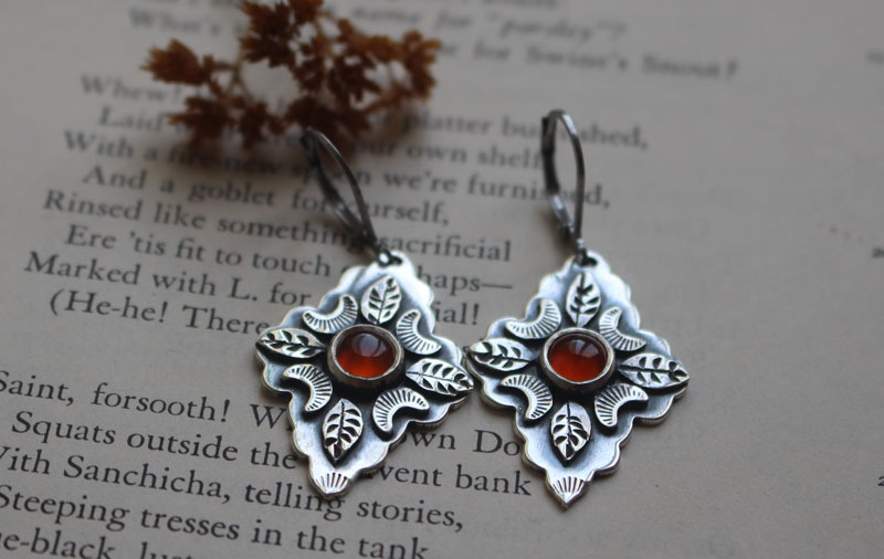 Farandole sous la lune orange, boucles d’oreilles feuilles et lunes en argent et cornaline