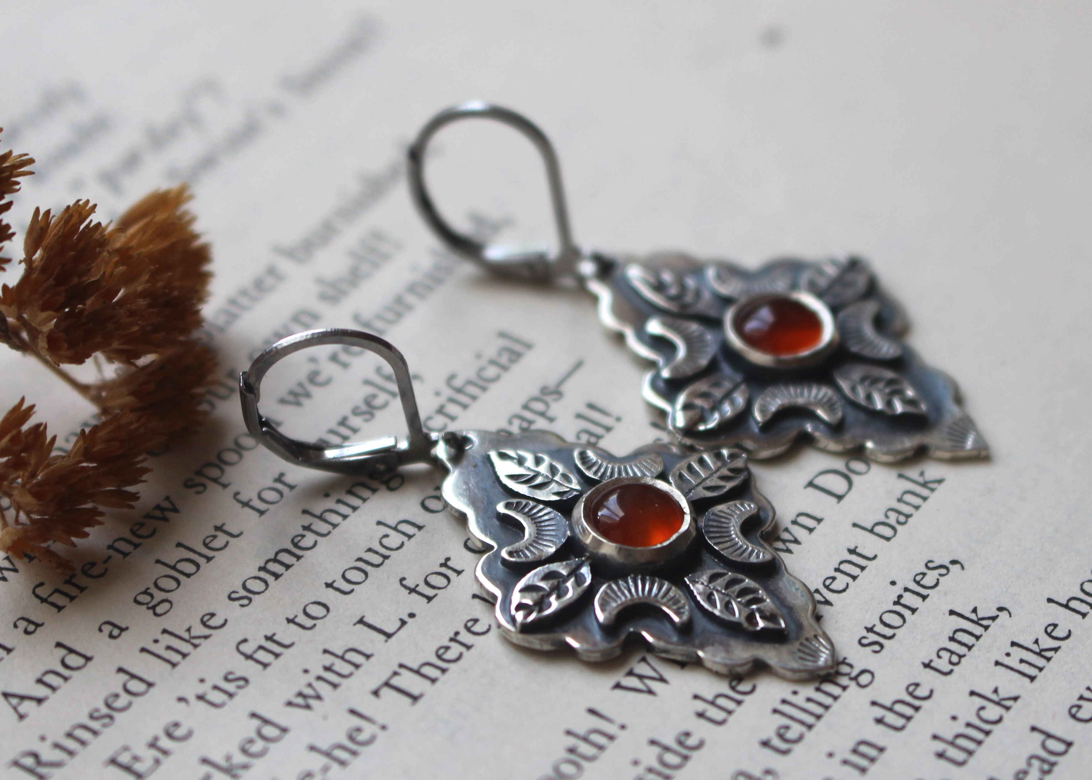 Farandole sous la lune orange, boucles d’oreilles feuilles et lunes en argent et cornaline