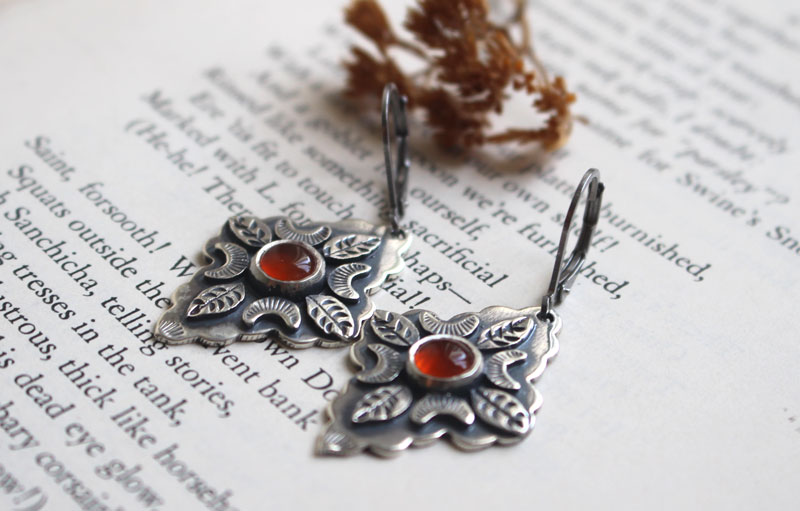 Farandole sous la lune orange, boucles d’oreilles feuilles et lunes en argent et cornaline