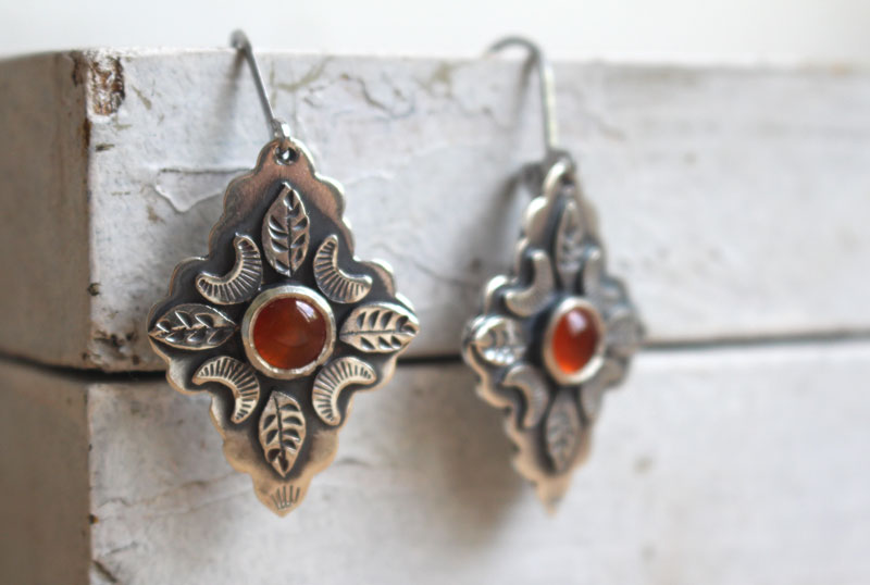 Farandole sous la lune orange, boucles d’oreilles feuilles et lunes en argent et cornaline