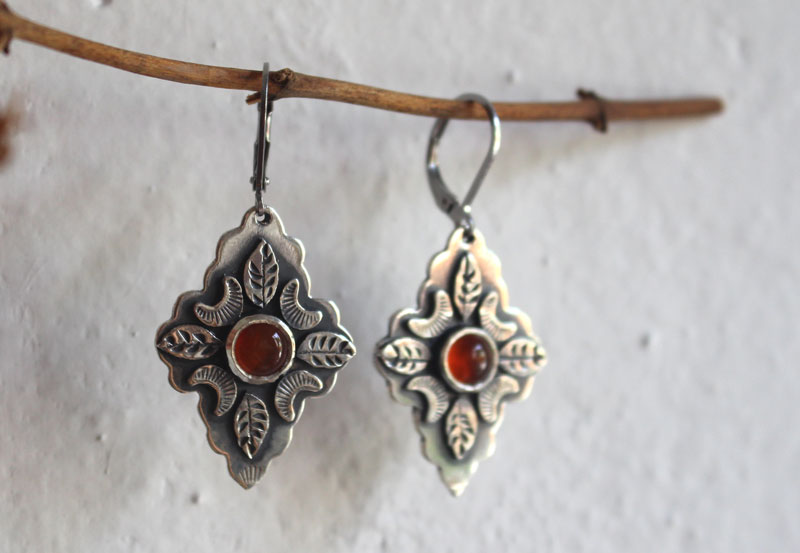 Farandole sous la lune orange, boucles d’oreilles feuilles et lunes en argent et cornaline