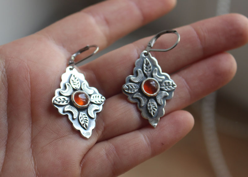 Farandole sous la lune orange, boucles d’oreilles feuilles et lunes en argent et cornaline