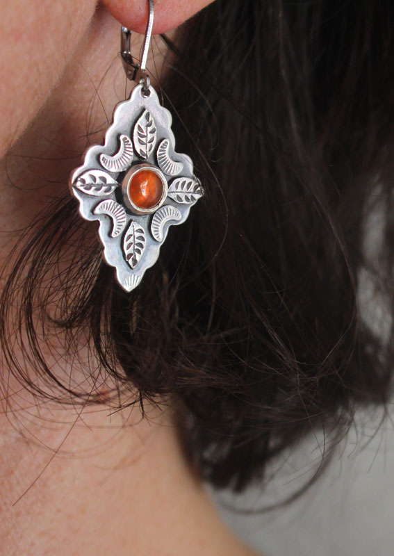 Farandole sous la lune orange, boucles d’oreilles feuilles et lunes en argent et cornaline