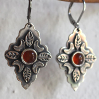 Farandole sous la lune orange, boucles d’oreilles feuilles et lunes en argent et cornaline