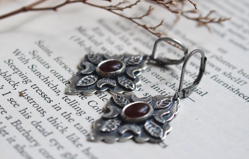 Farandole sous la lune rouge, boucles d’oreilles feuilles et lunes en argent et cornaline