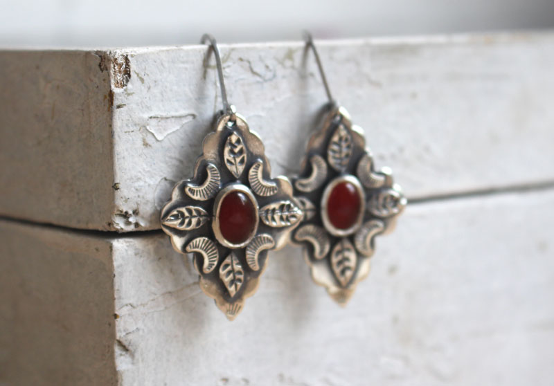 Farandole sous la lune rouge, boucles d’oreilles feuilles et lunes en argent et cornaline