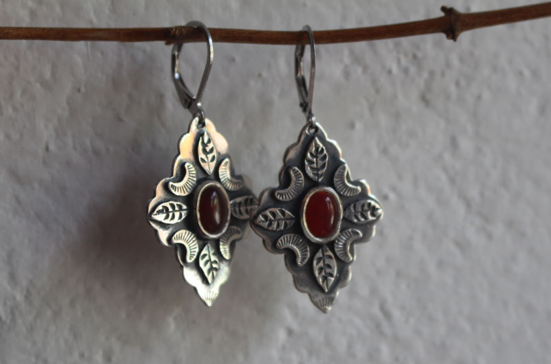 Farandole sous la lune rouge, boucles d’oreilles feuilles et lunes en argent et cornaline