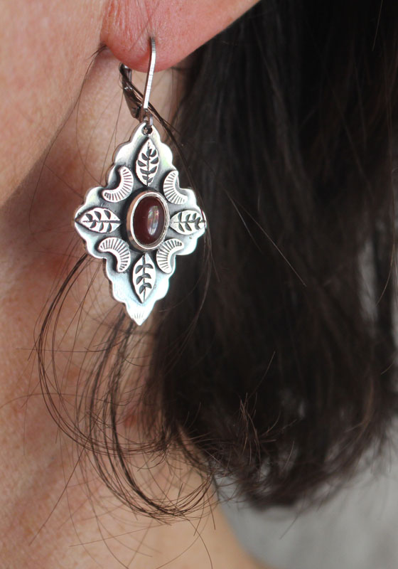 Farandole sous la lune rouge, boucles d’oreilles feuilles et lunes en argent et cornaline